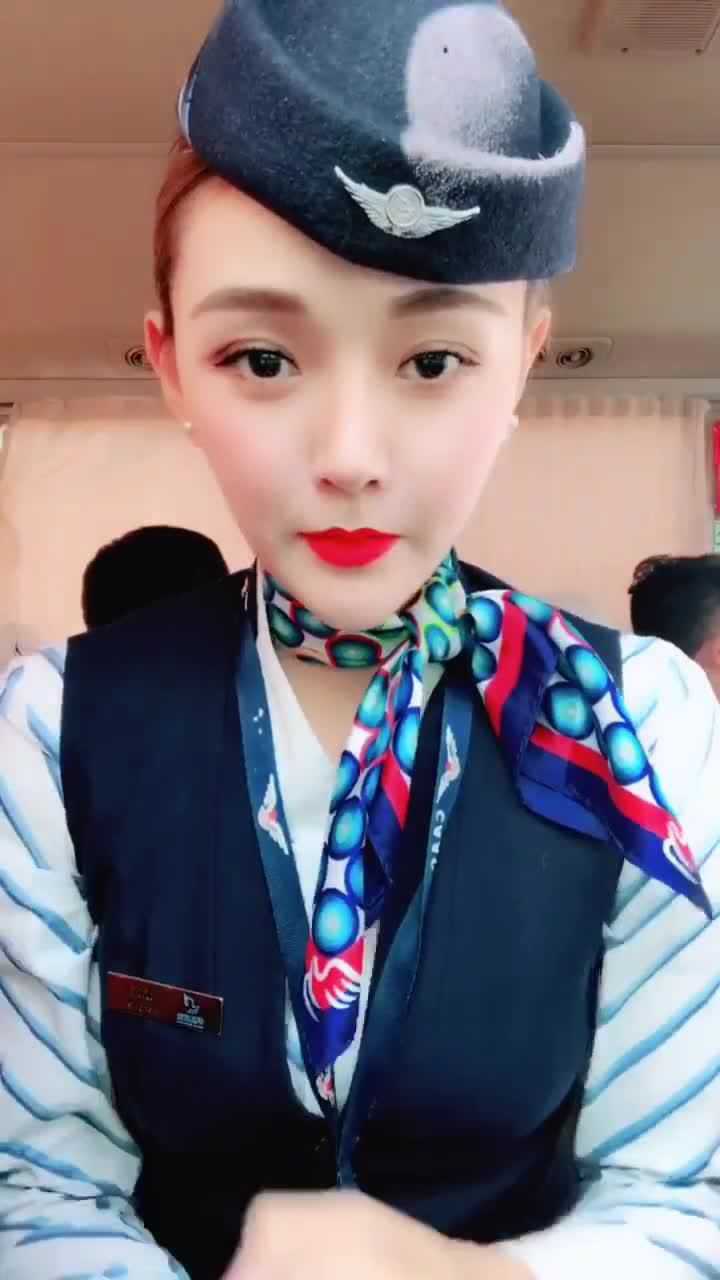 据说这是位80后时尚空姐,看到她精致的五官,我喜欢上她了