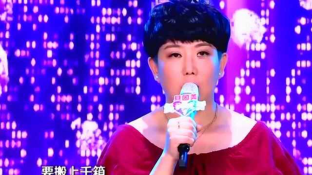 销售女王第一次穿高跟鞋,穿美丽的礼服,演唱一首经典歌曲