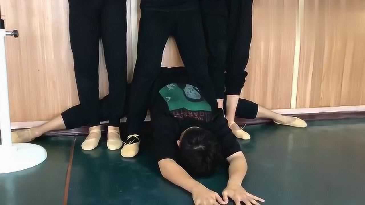 舞蹈生的痛苦压腿真的是痛不欲生一般人承受不了