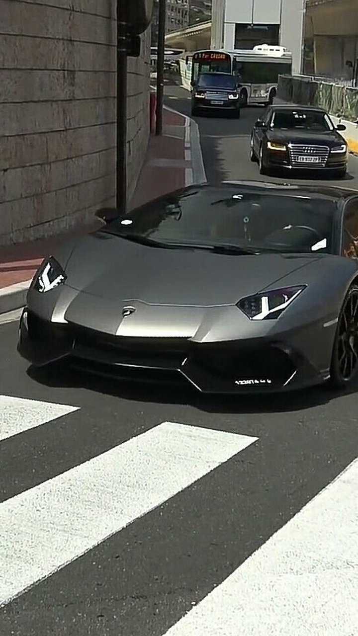 霸气外漏的豪车一出场瞬间吸引无数的目光