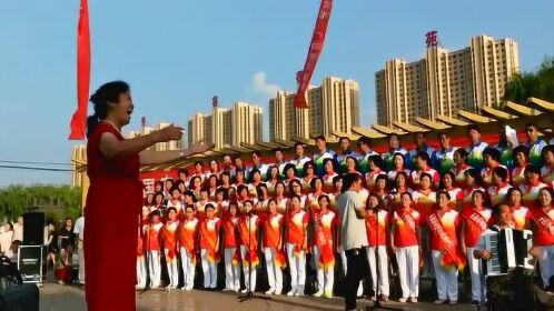 张建荣指挥岚县土豆花开旅游文化节大合唱四渡赤水出奇兵