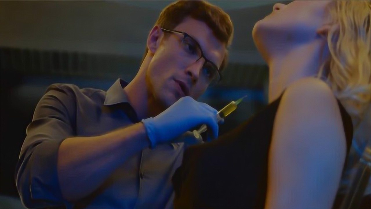 美女被抓去做人体实验为了逃出牢笼用美色策反机器人