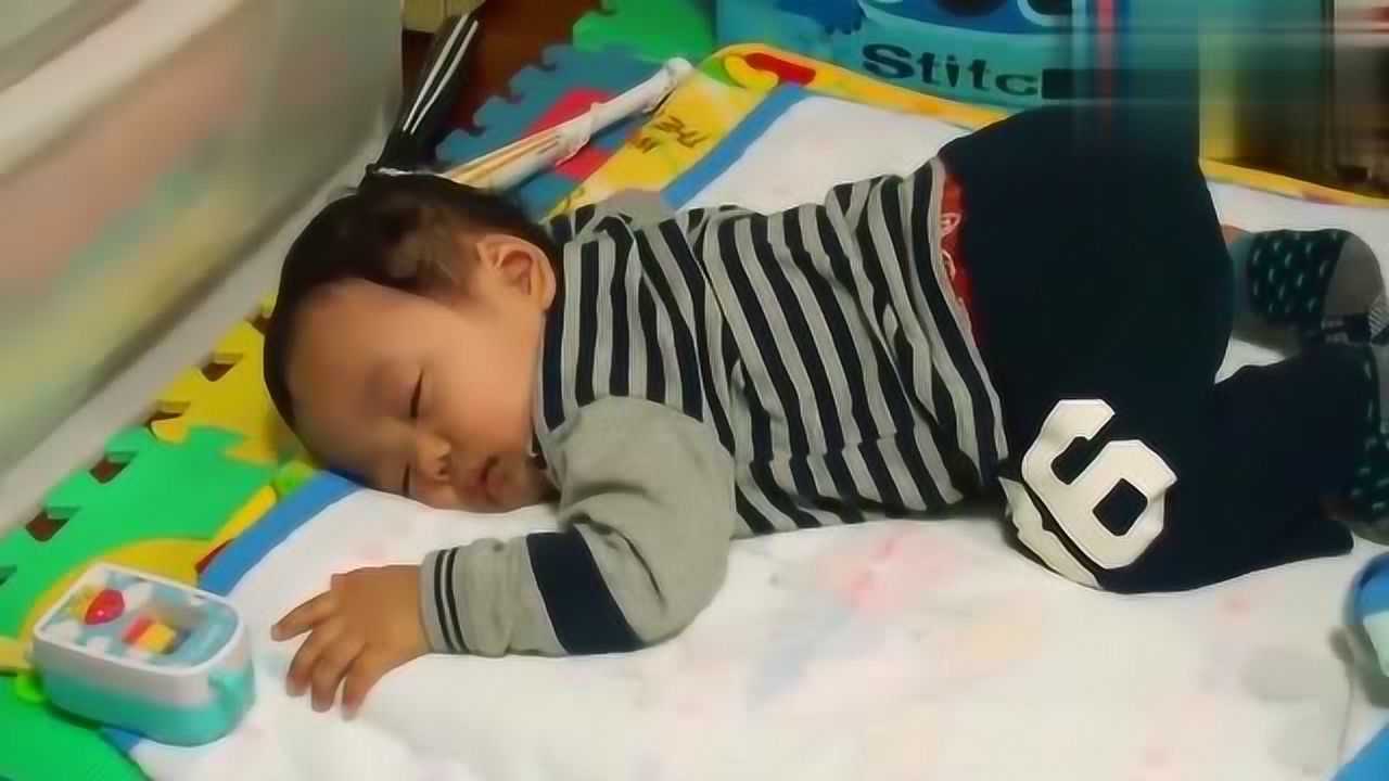 妈妈给宝宝换尿不湿。_高清