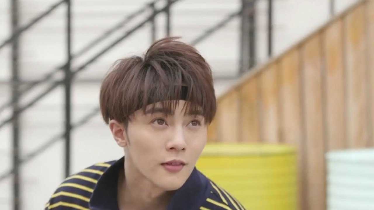 一身运动装扮的李俊辰太帅了迷妹们有没有被撩到呢