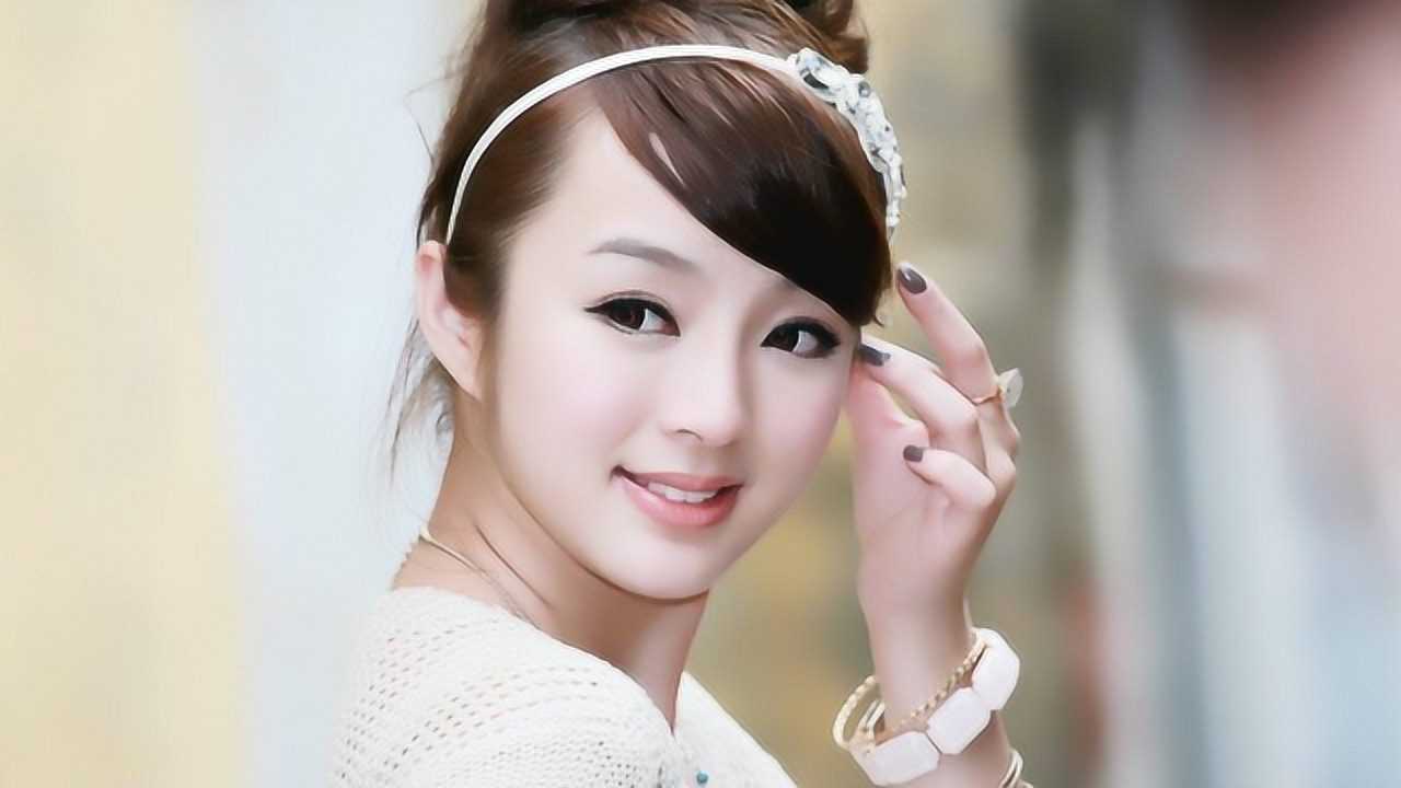 男孩和他的女朋友三次不成功,对服务员生气和生气