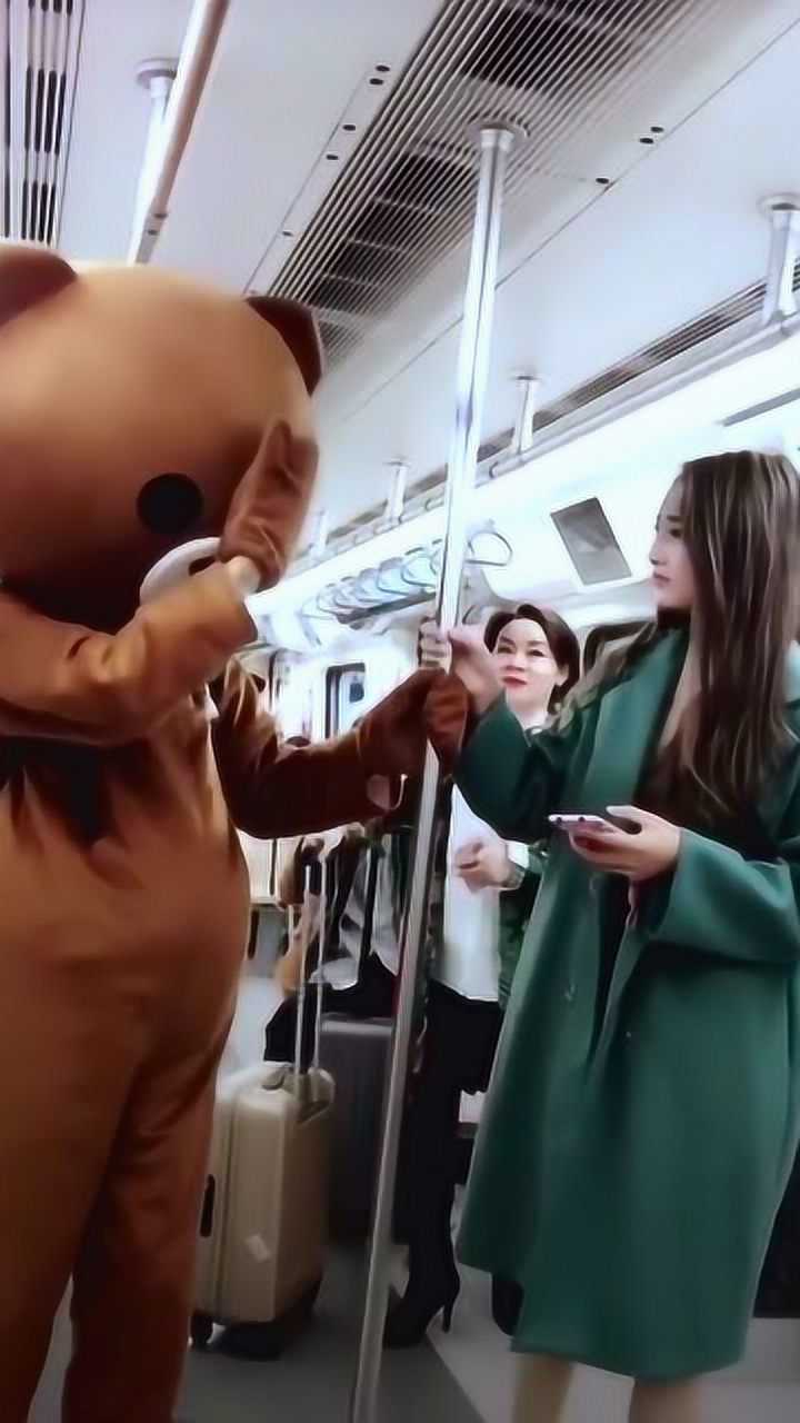 地铁上网红熊看到美女都控制不住自己了,这表情太搞笑了!
