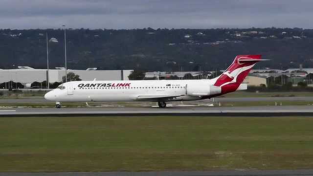 QantasLink波音71723S VHNXD航班离开珀斯机场