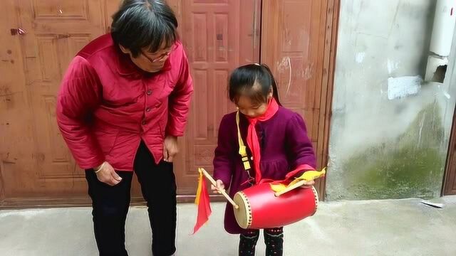 宝宝第一次学习打腰鼓,看看宝宝学习的怎么样?