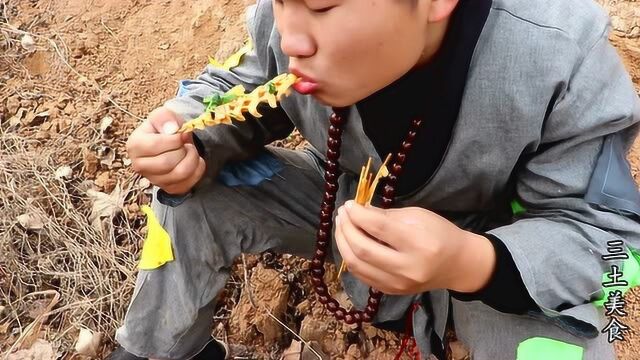 小伙野外秘制卤豆腐串一口一串,真是好吃过瘾,看的我都嘴馋了