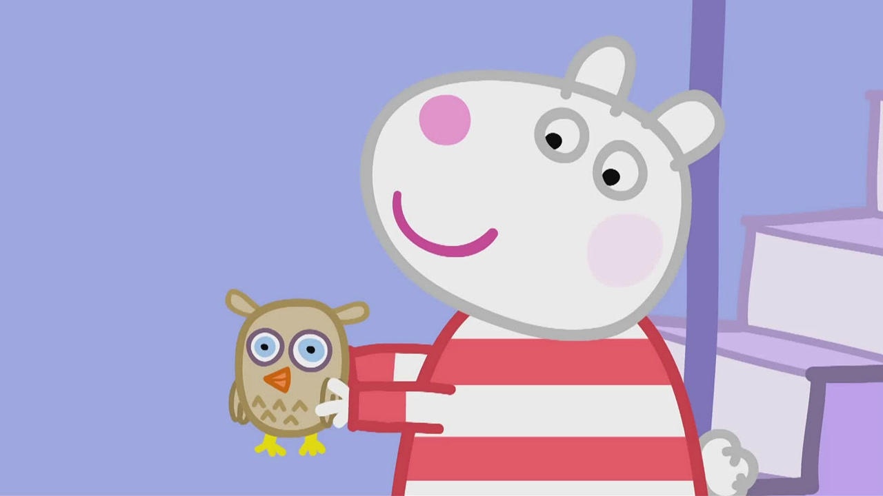 小羊苏西非常喜欢自己的猫头鹰布偶,它毛绒绒的可爱极了