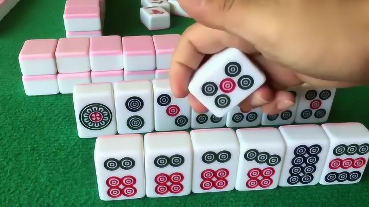 农村小伙第一次打麻将,摸了一个五筒一直在纠结要自摸还是杠!