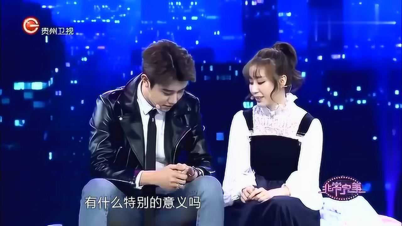 女生送李叁木特殊戒指两人手牵手女生为李叁木深情演唱