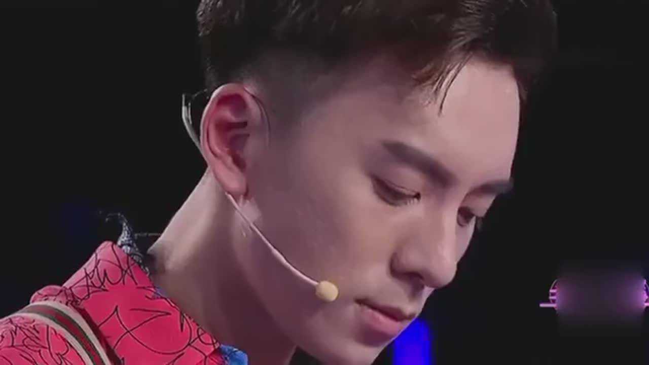 非常完美贡勉想找心动感觉牵女生手漫步舞台却拒绝对方