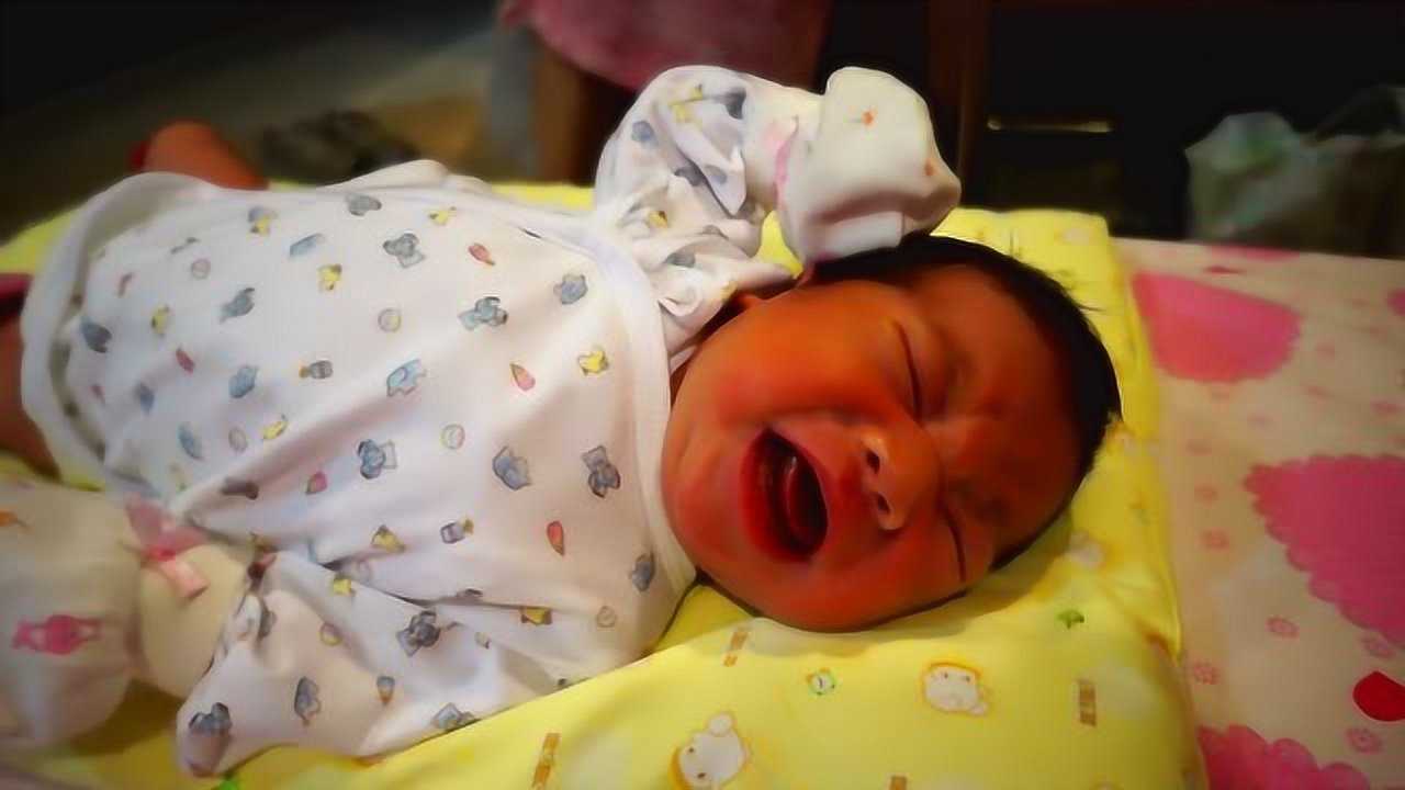 小宝宝饿了，嗯啊嗯啊的哭，这撒娇的哭声哭得我都想抱抱了_高清