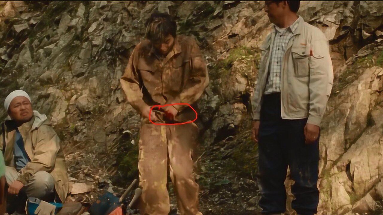 小哥因为屁股痒还有血迹,竟然当众把裤子脱了,大伙看到都哈哈大笑