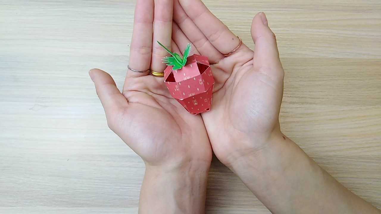 简单又有趣的儿童手工不用剪刀不用胶轻松制作立体小草莓