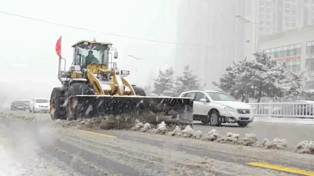 除雪防滑!齐鲁交通烟台分公司员工凌晨上路清雪