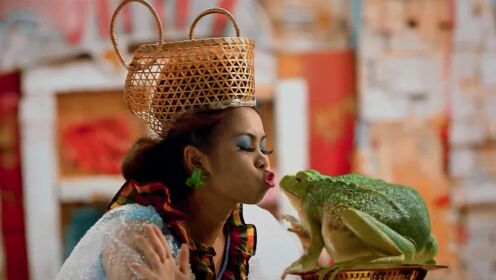 丑女每天坚持亲吻青蛙，希望他能变成王子，没想到青蛙真的变身了