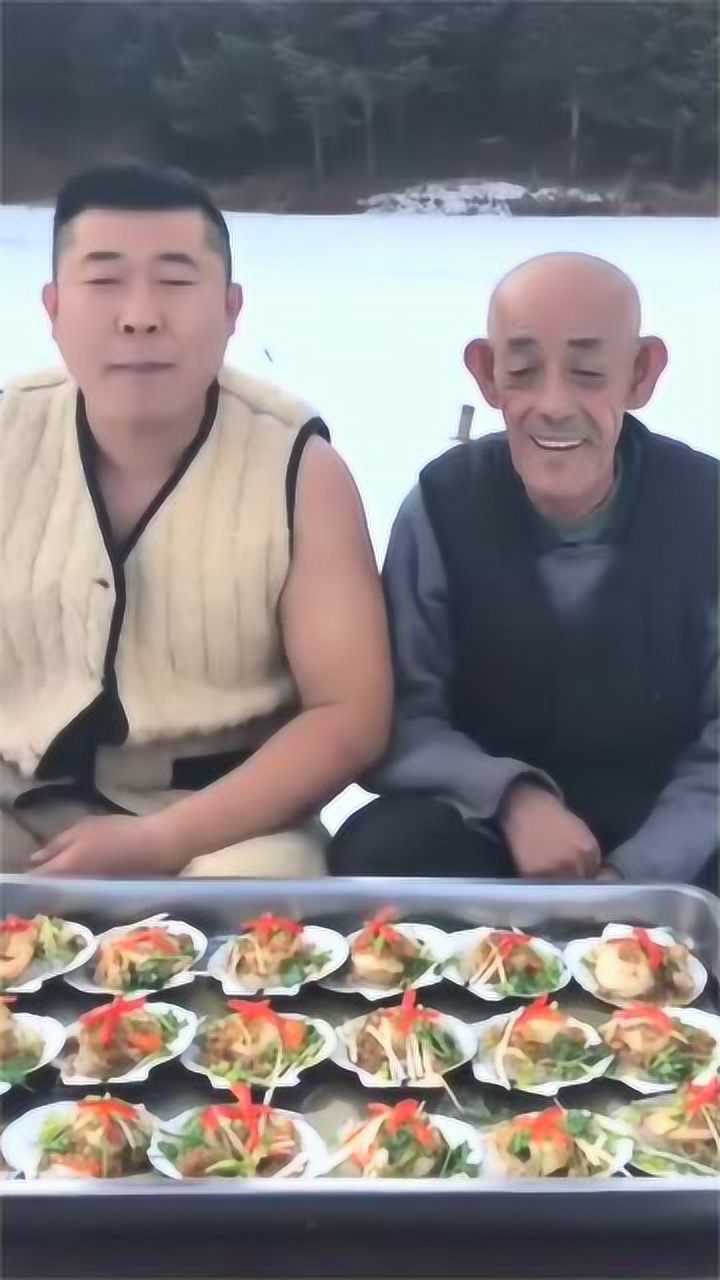 小伙和爷爷第一次吃扇贝光看这脸上表情网友真香