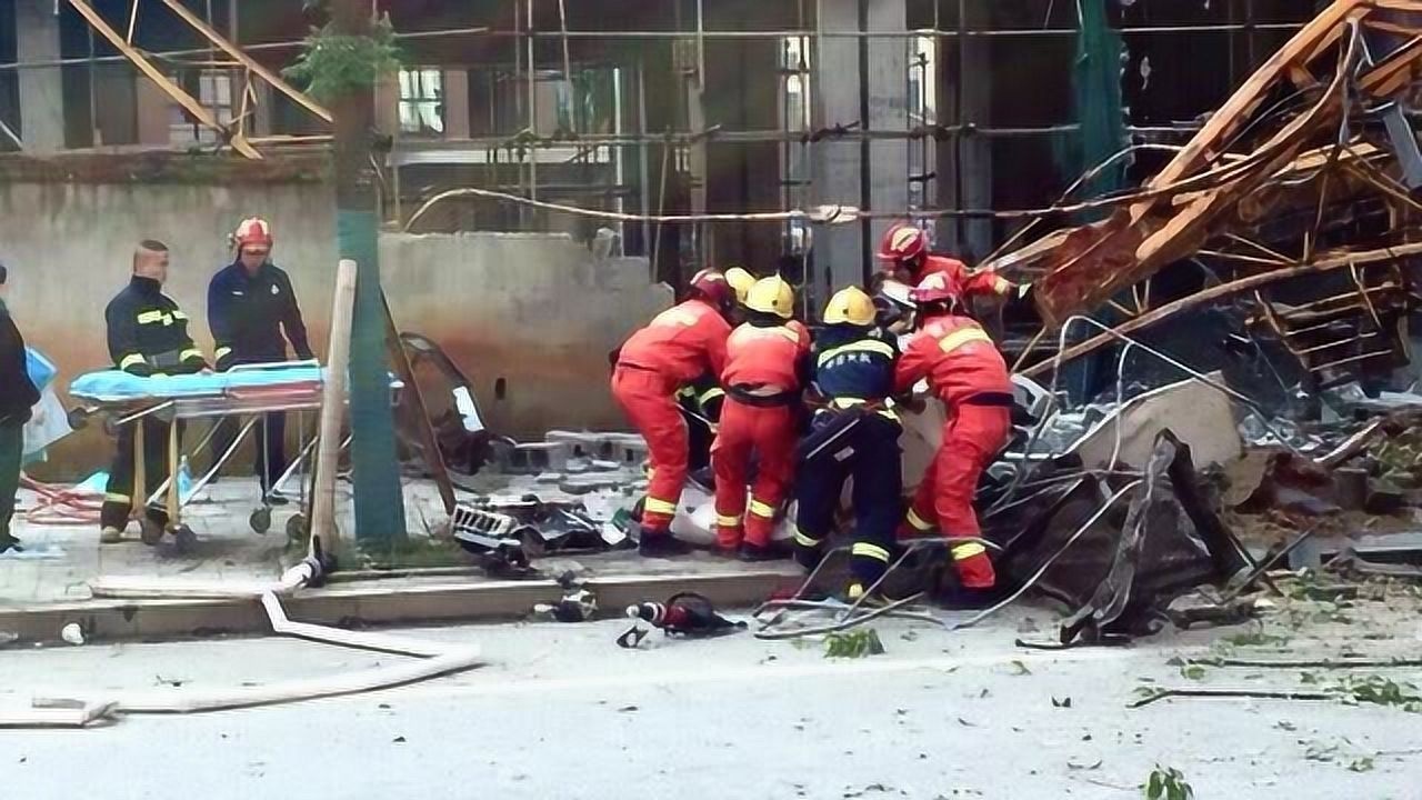 4死1伤！现场：湖南华容一处工地今晨发生塔吊坍塌事故_高清