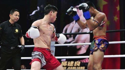神龙摆尾!中国"坦克"邱建良一招ko泰拳王