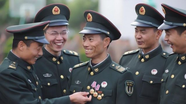 师长看到这一军衔的士兵需要敬礼?号称兵王的一级军士长有多强