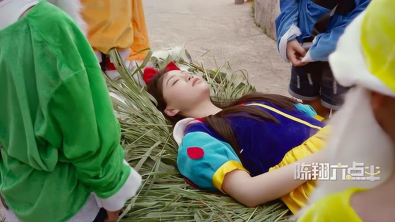 白雪公主在树林晕倒,王子赶来就场,但这个王子也太丑了吧!