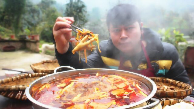 重庆味的老火锅在家也能尝到了,这样打锅底比饭店好吃,两人一锅