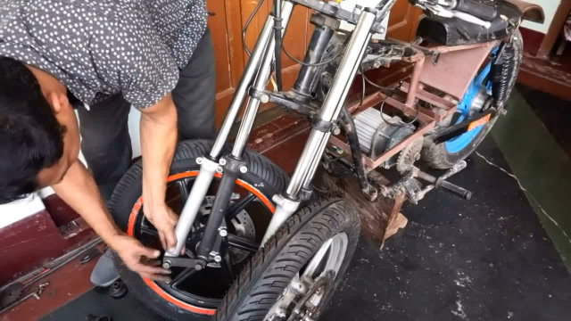 牛人改造制作三轮电动车,动手能力真强!