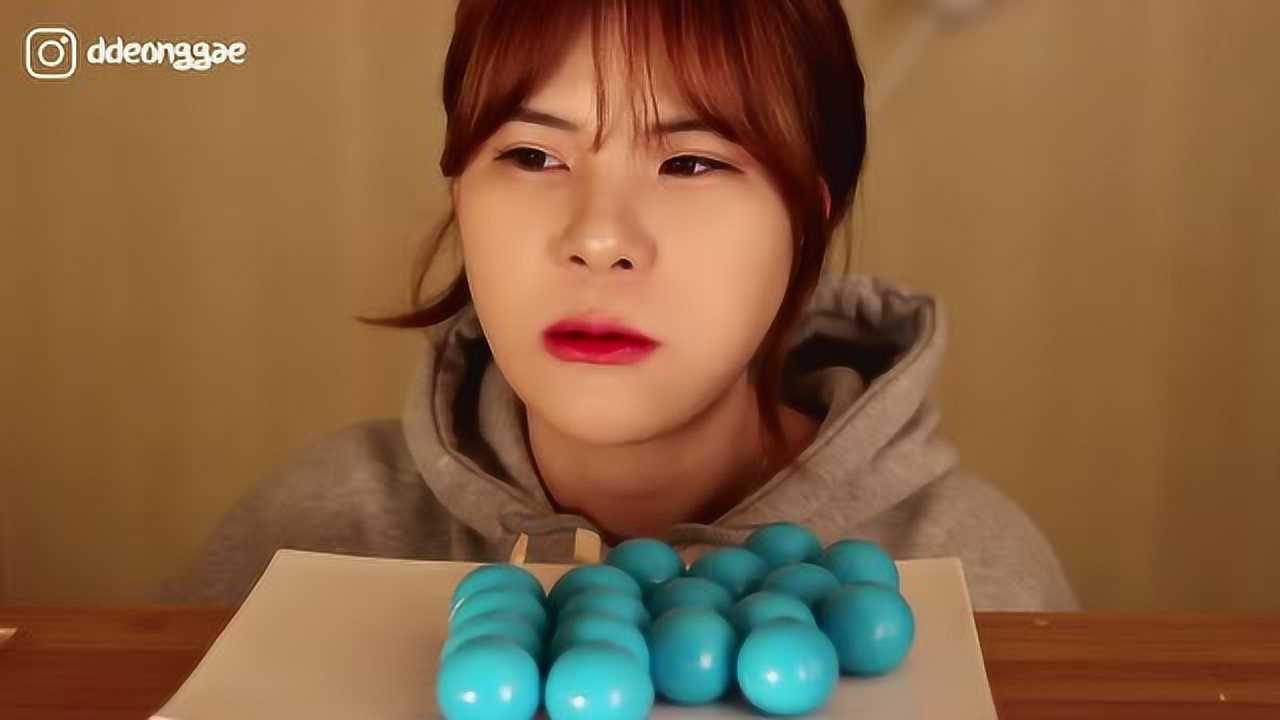 韩国大胃王:豪放派吃播donkey妹妹吃软糯香甜的草莓酱果冻软糖