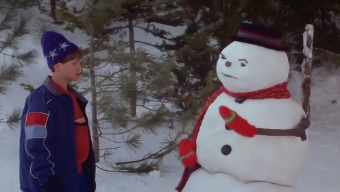 男孩堆起一个雪人，越看越不对劲，却不知它其实是去世的父亲