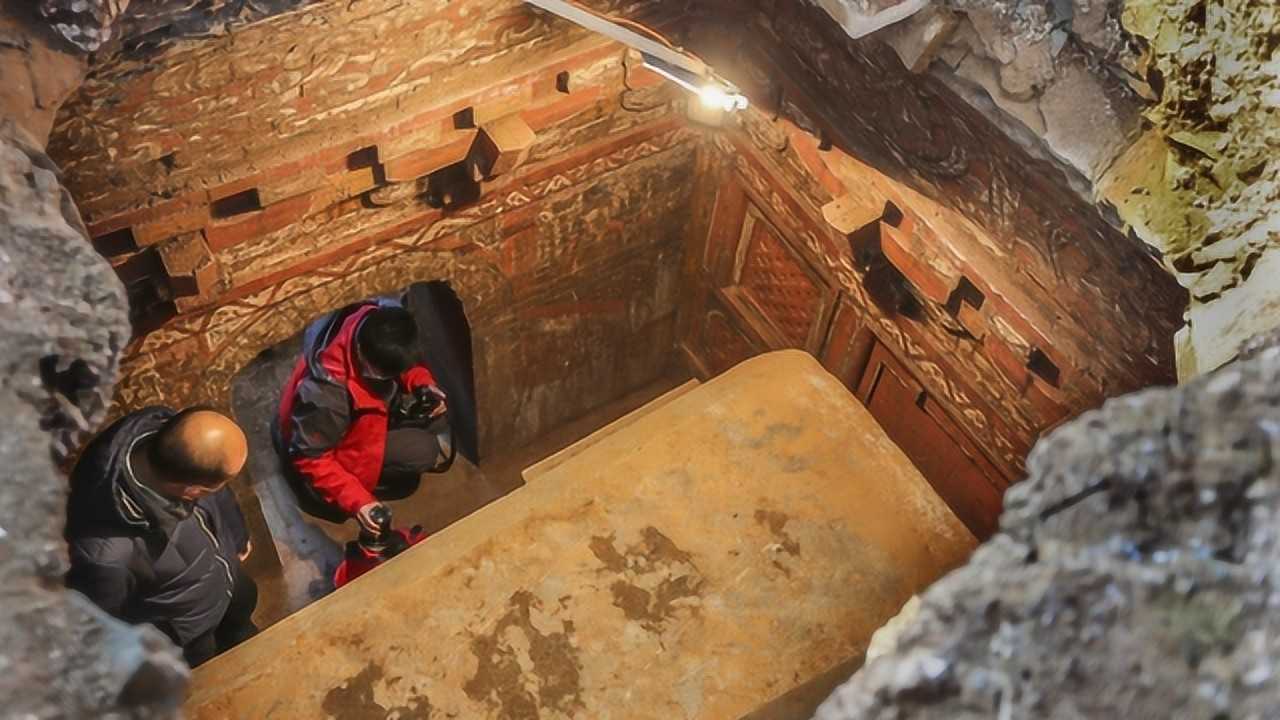 专家发现辽国公主墓,想要扯去墓主人衣服,结果差点丧命