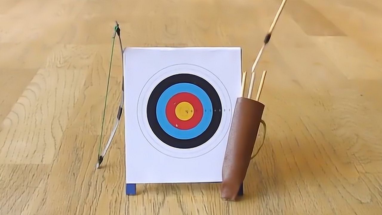 老外自制迷你弓箭用牙签做的箭这真的不是来搞笑的吗