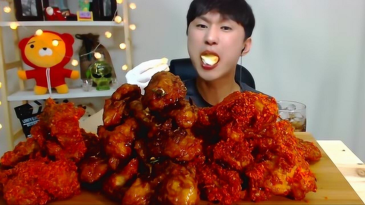 韩国小哥狂吃炸鸡腿和烤鸡腿,一桌堆成山这样吃真是太爽了