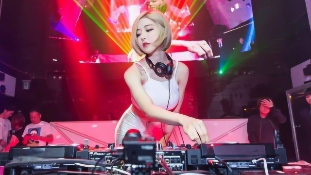 全球“最美DJ”,打碟靠抖唱歌靠吼,一套球技独霸夜场