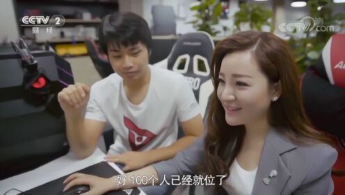 sky李晓峰：上央视在线教主持人小姐姐吃鸡，不行了我要膨胀了！