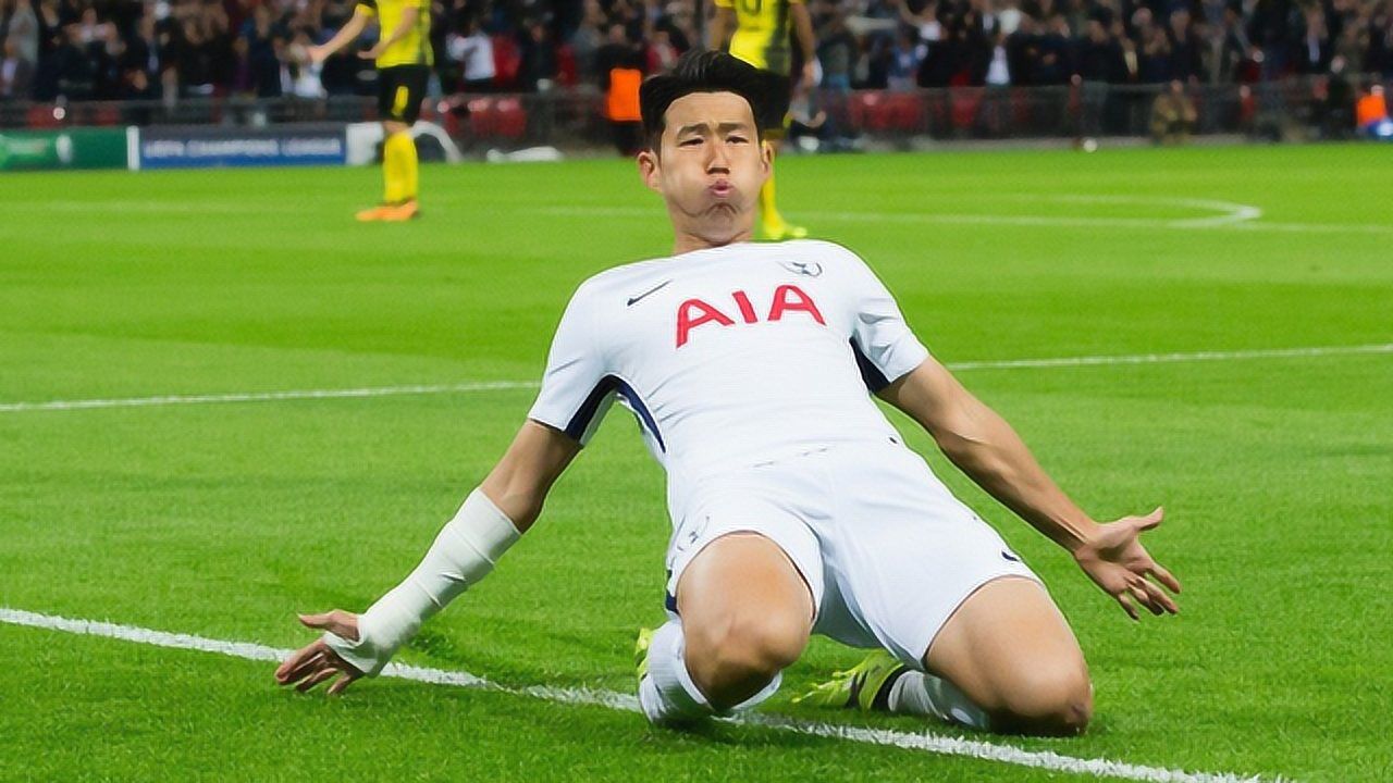 孙兴慜从不敢懈怠,父亲伴随左右的训练,肌肉线条不输给年轻球员