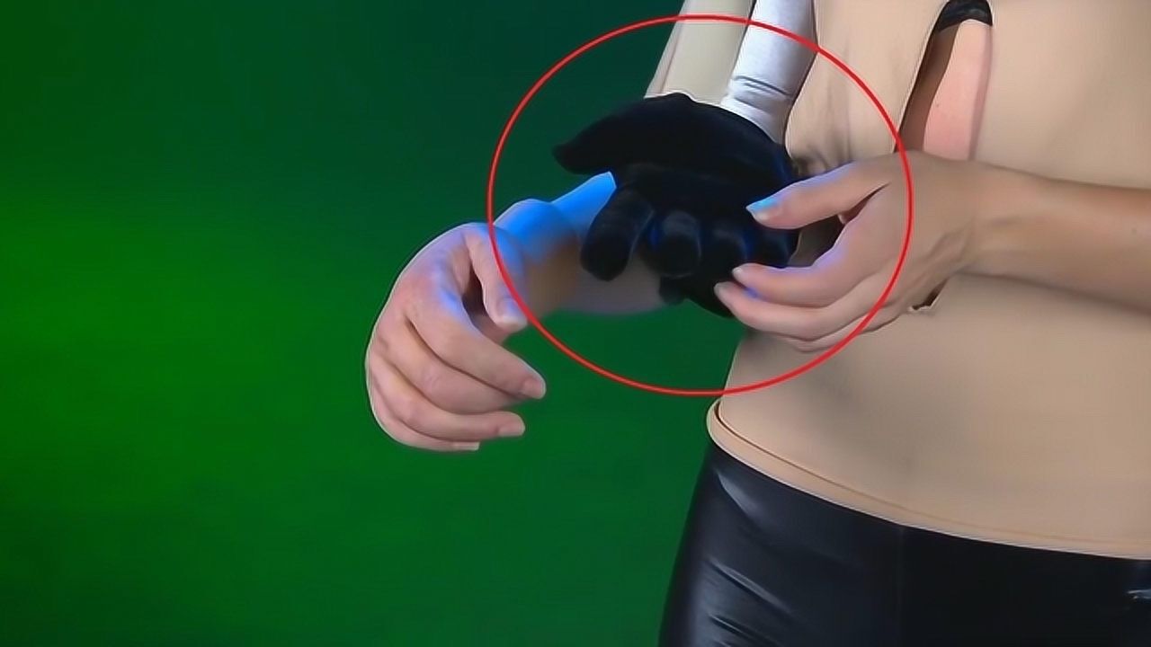 魔术手如何穿过美女的肚子?50年无人识破的魔术,原理很简单