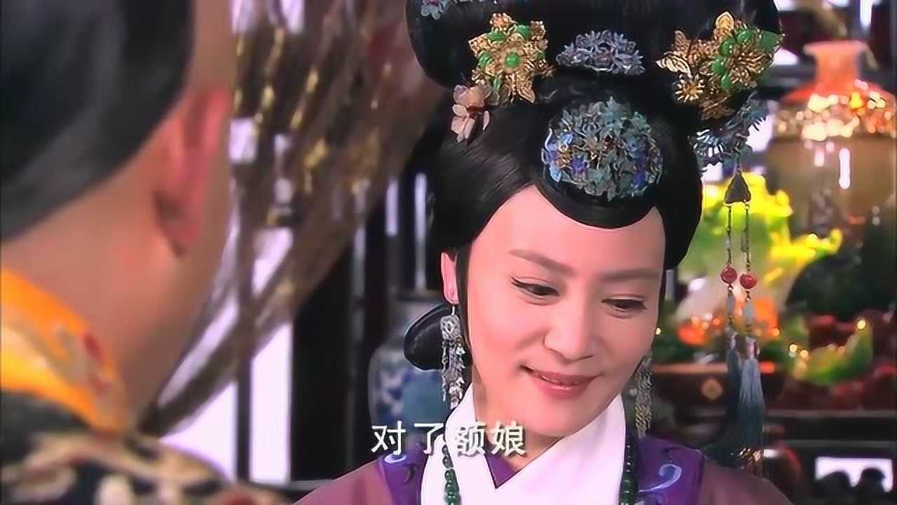 宫锁心玉太子不知道自己身上穿的就是龙袍傻乎乎的炫耀新衣呢