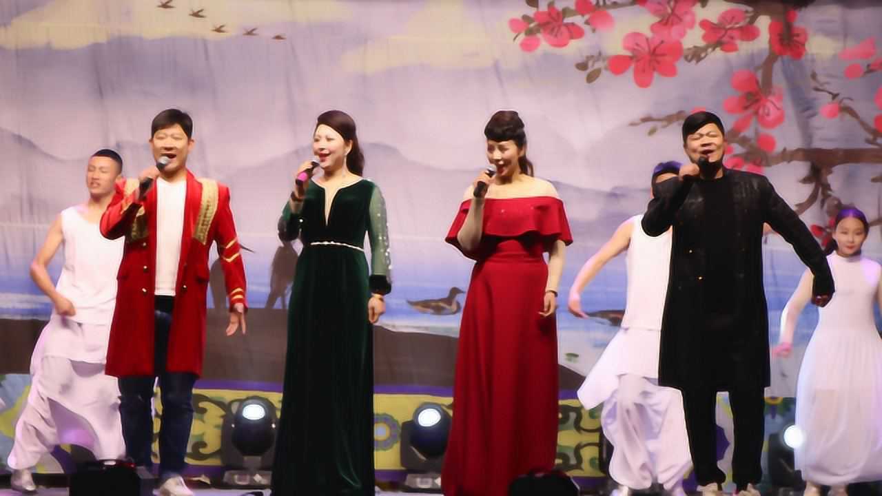 实拍:栖霞市吕剧团晚上到乡村进行歌舞演出的片段