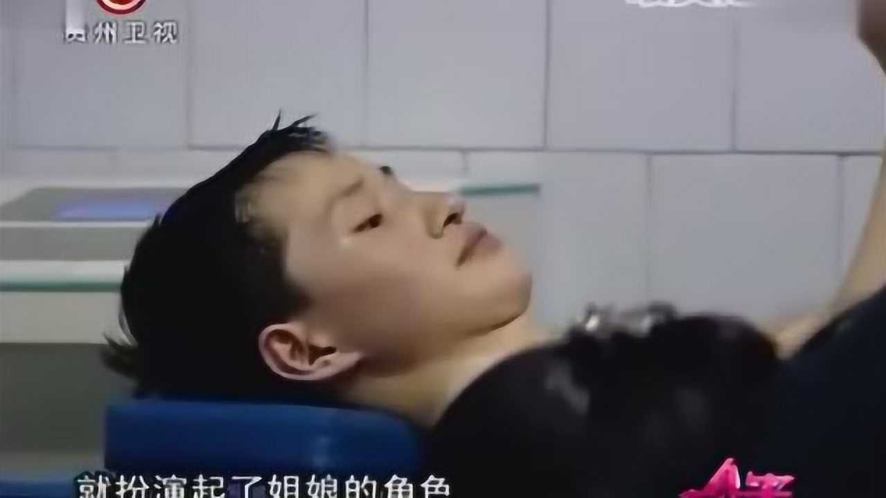 姐姐给成年弟弟洗澡惹争议，虽漂亮但至今未婚_高清