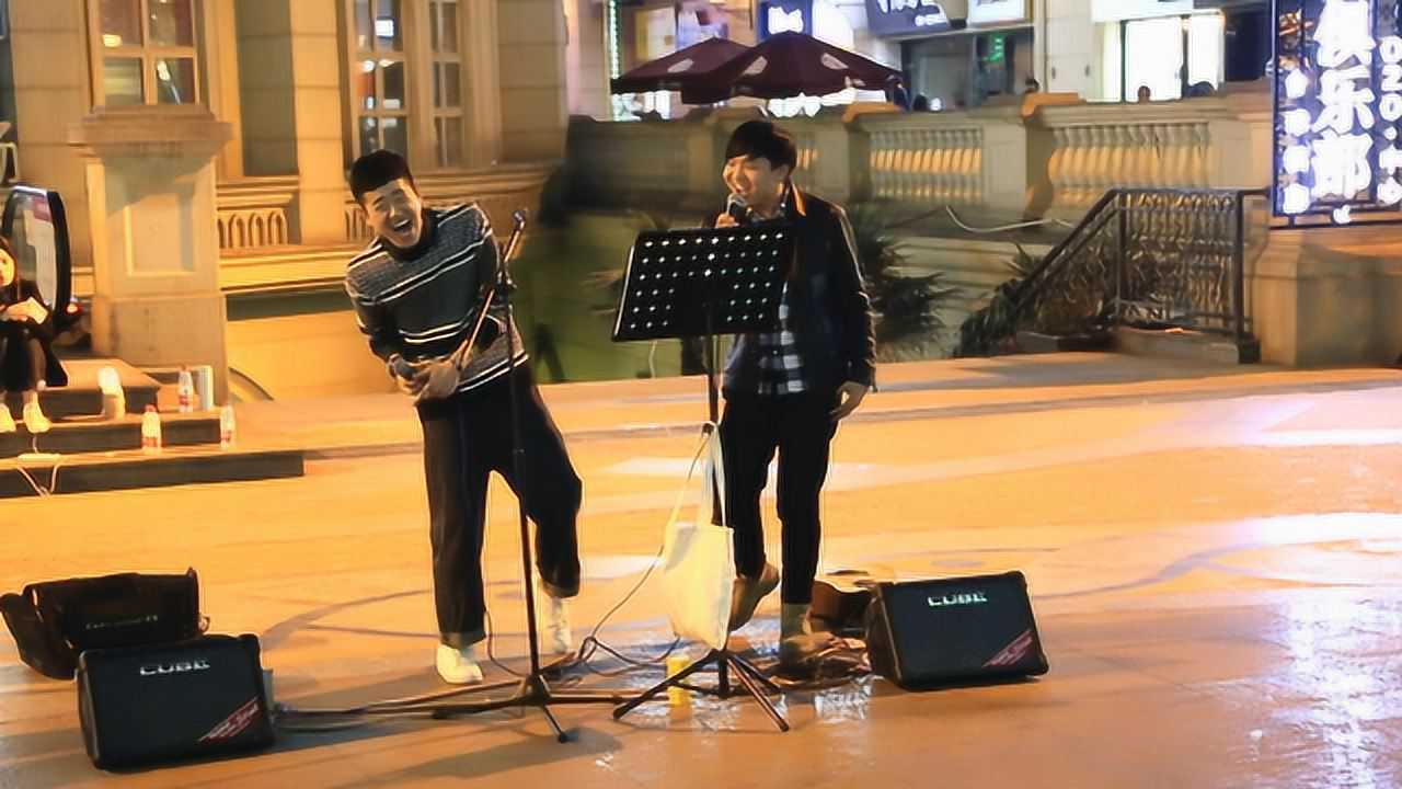武汉街头歌手翻唱林俊杰的歌还以为是林俊杰唱的呢