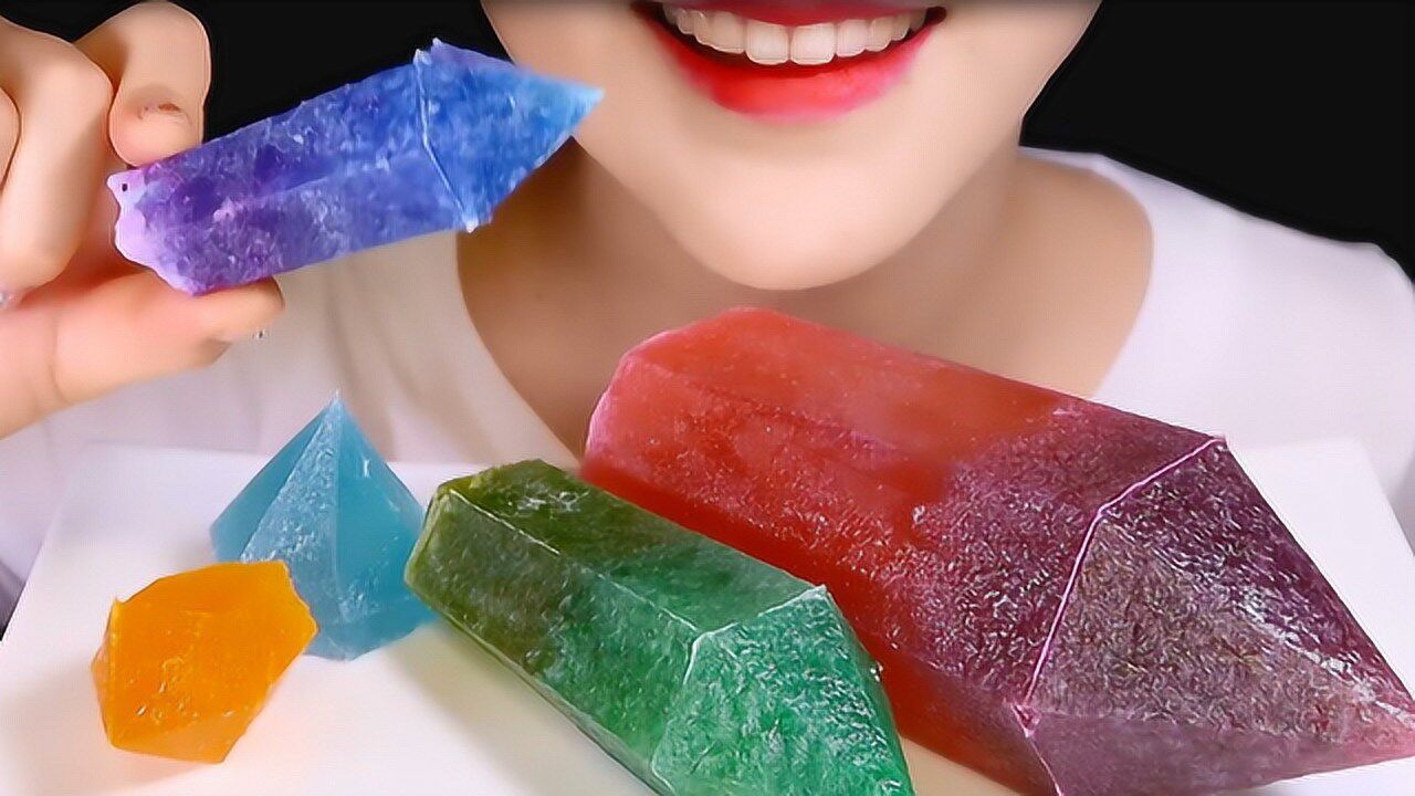 仙女姐姐吃巨型晶石琥珀糖一口吃下去嘎嘣脆真是太过瘾了