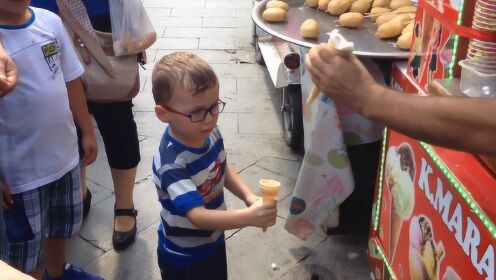 6岁小家伙买冰激凌，没想到遇到土耳其人了，被挑逗的要怀疑人生了