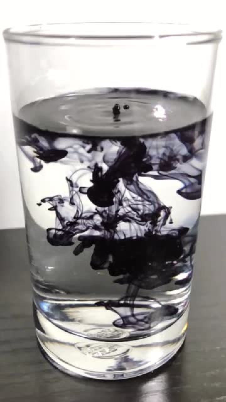 墨水在水中晕染的慢镜头_高清