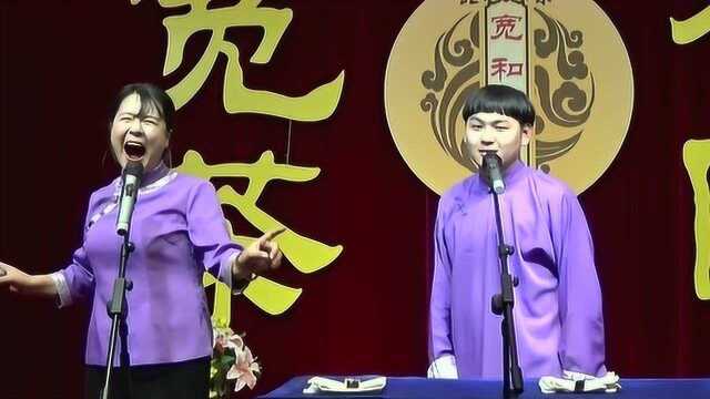 相声:女相声演员声音动作表现太好了,现场遇猛烈砸挂