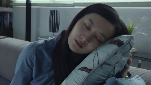 女孩分手后经常睡不着觉,就去买了一个药枕,从此再也醒不过来