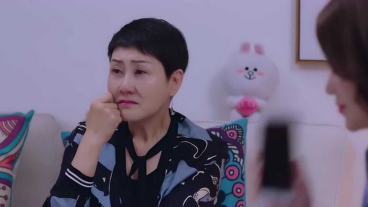 美女回娘家母亲看电视剧居然哭了美女接到电话离开