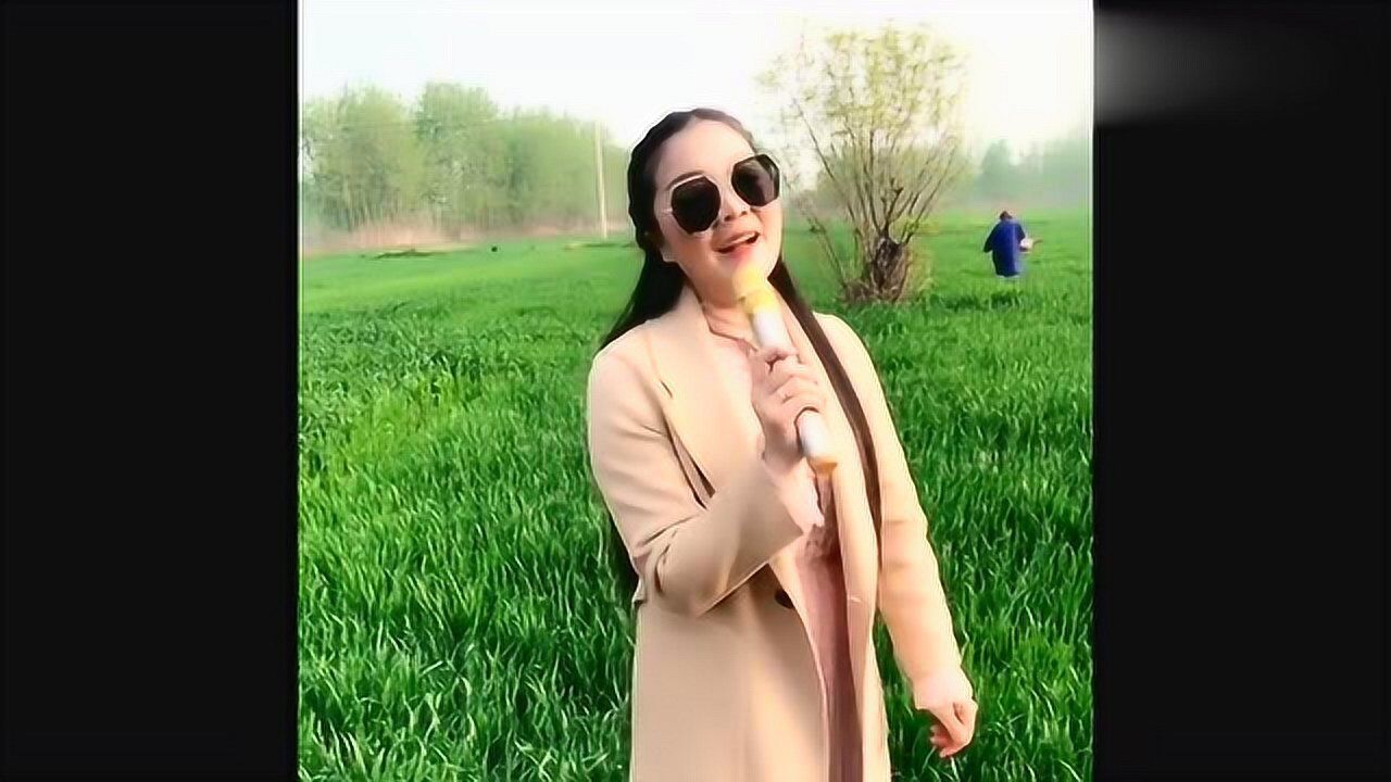 民间小调,美女大姐田间唱《割韭菜》,真是太有感觉了!