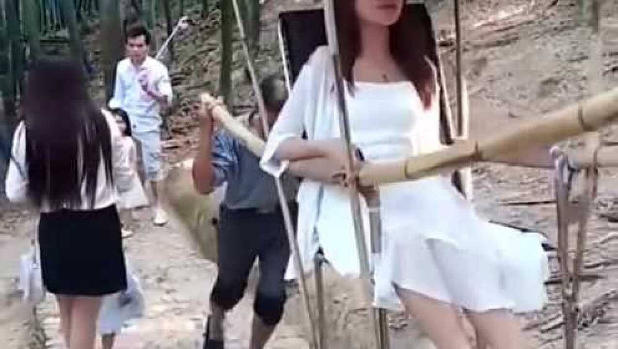 美女坐轿子辛苦抬上山